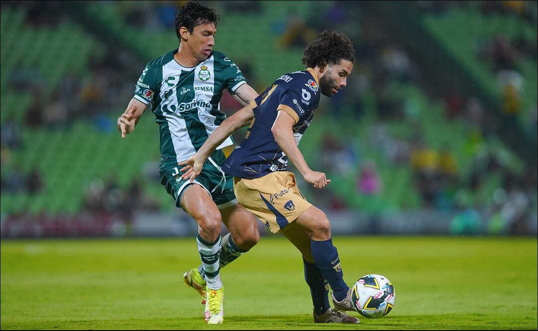 César Huerta cuida el balón en el duelo ante Santos. FOTO: Imago7