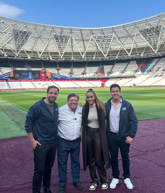 Miguel Herrera ya se encuentra con el resto del equipo de Fox Sports en Inglaterra. Foto: Especial