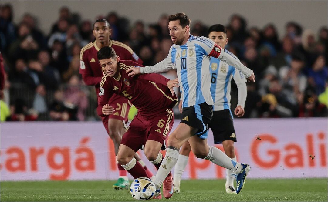 Lionel Messi conduce el balón durante el partido entre Argentina y Venezuela en el Monumental de Buenos Aires. FOTO: EFE