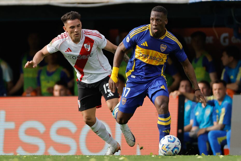 Luis Advíncula, de Boca, disputa un balón con Enzo Díaz, de River, este sábado en el estadio Alberto José Armando en Buenos Aires. FOTO: EFE
