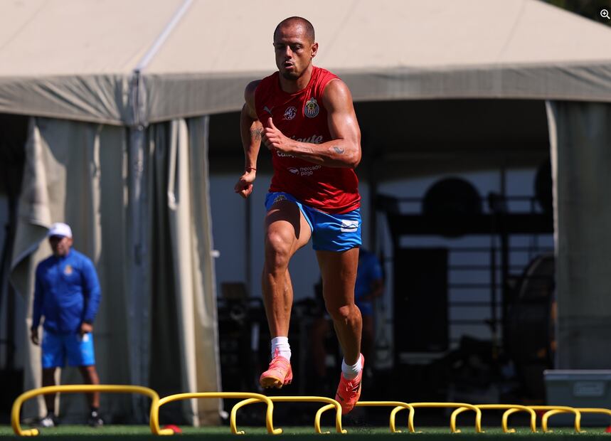 Javier Hernández, durante un entrenamiento con las Chivas. FOTO: @Chivas