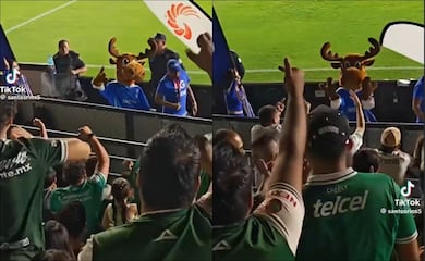 VIDEO: Aficionados de León se enganchan con una botarga que les responde con señas obscenas