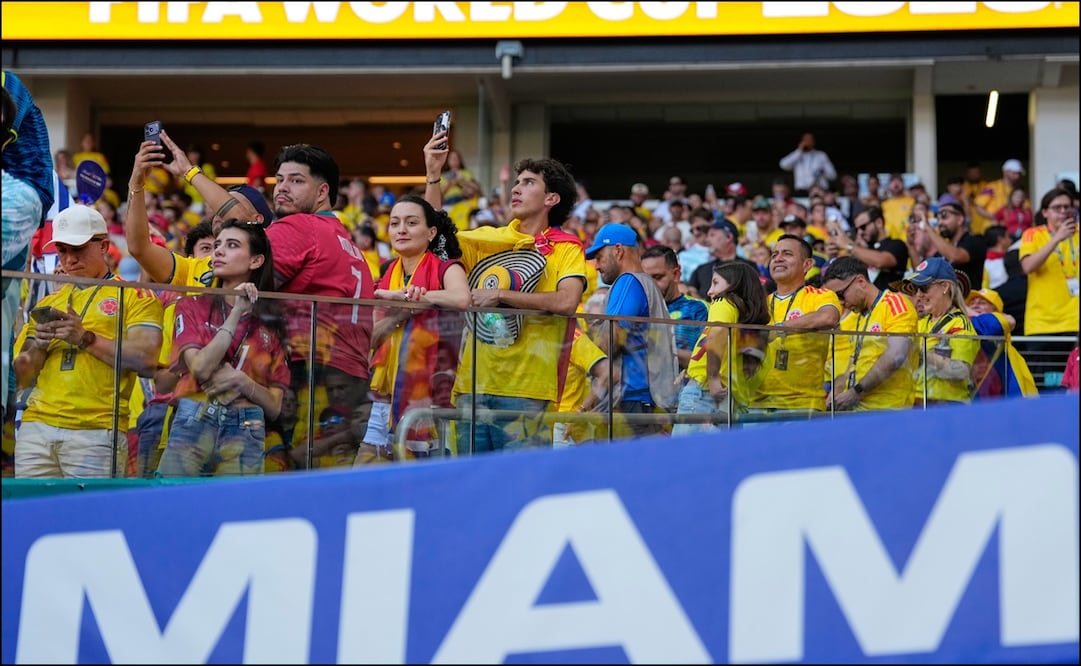 Aficionados colombianos invaden Miami y continúan con la fiesta que comenzó en México. FOTO: AP
