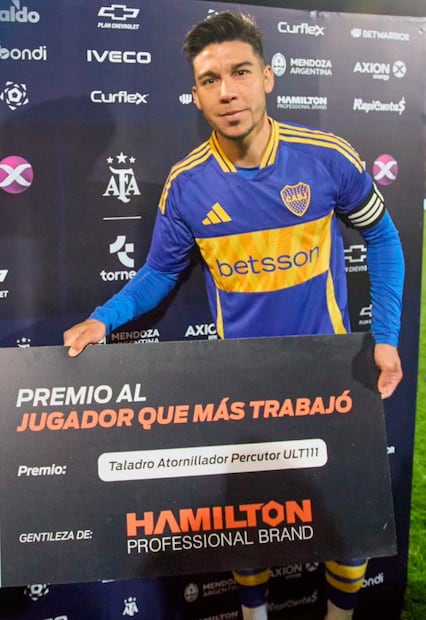 Pol Fernández muestra el boleto que acredita el taladro como premio a su 'trabajo' en el campo. FOTO: Especial