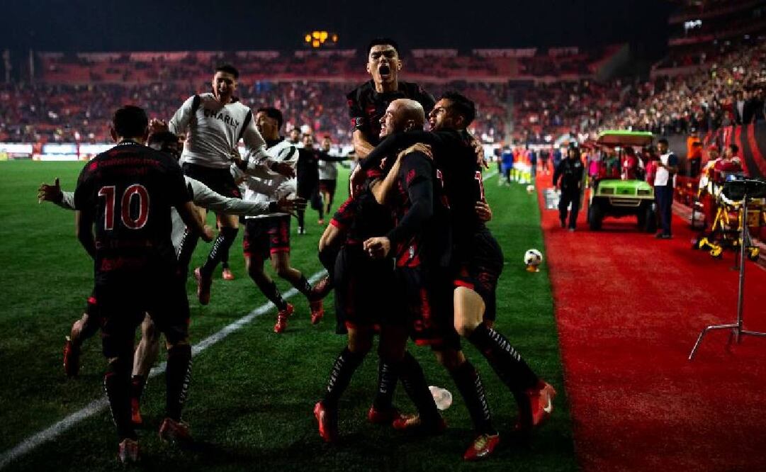 Jugadores de los Xolos celebran tras anotar el tanto de la victoria sobre el Puebla. FOTO: @LigaBBVAMX