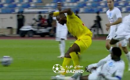 Julián Quiñones recibió su primera expulsión en Arabia Saudita por tremenda plancha a un rival