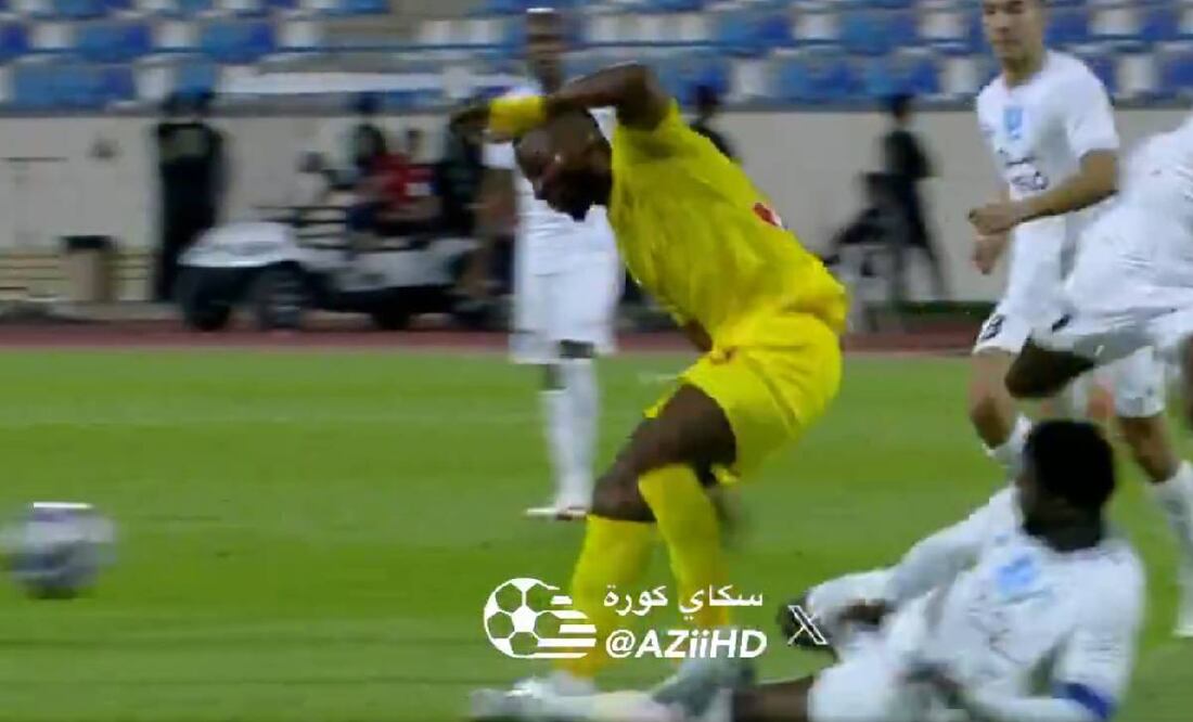 Julián Quiñones fue expulsado por primera vez en Arabia Saudita tras una dura plancha a un rival. Foto: Especial