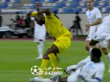 Julián Quiñones recibió su primera expulsión en Arabia Saudita por tremenda plancha a un rival