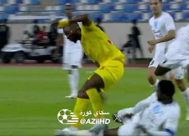 Julián Quiñones recibió su primera expulsión en Arabia Saudita por tremenda plancha a un rival