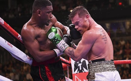 Saúl Canelo Álvarez esquiva los golpes de David Benavidez
