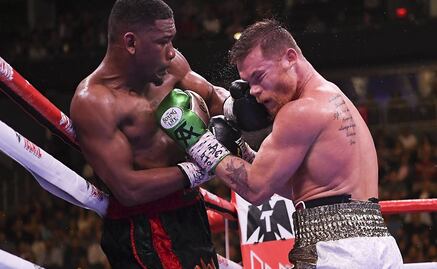 Saúl Canelo Álvarez esquiva los golpes de David Benavidez