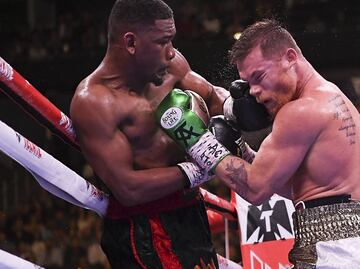 Saúl Canelo Álvarez esquiva los golpes de David Benavidez