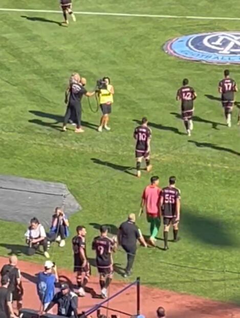 El camarógrafo intentaba enfocar a Lionel Messi. FOTO: Captura