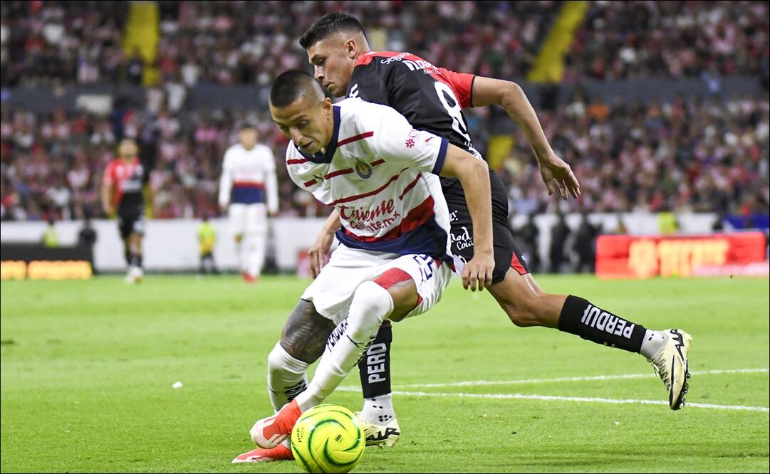 Roberto Alvarado se quita a un rival en el duelo de Chivas ante Atlas. FOTO: Imago7