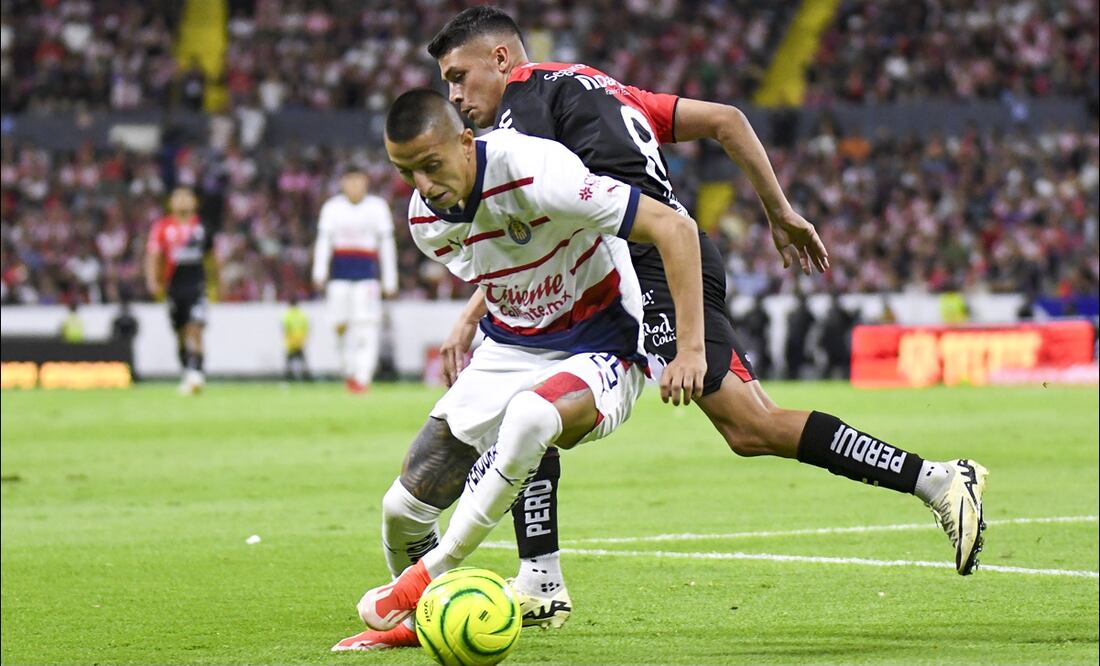 Roberto Alvarado se quita a un rival en el duelo de Chivas ante Atlas. FOTO: Imago7