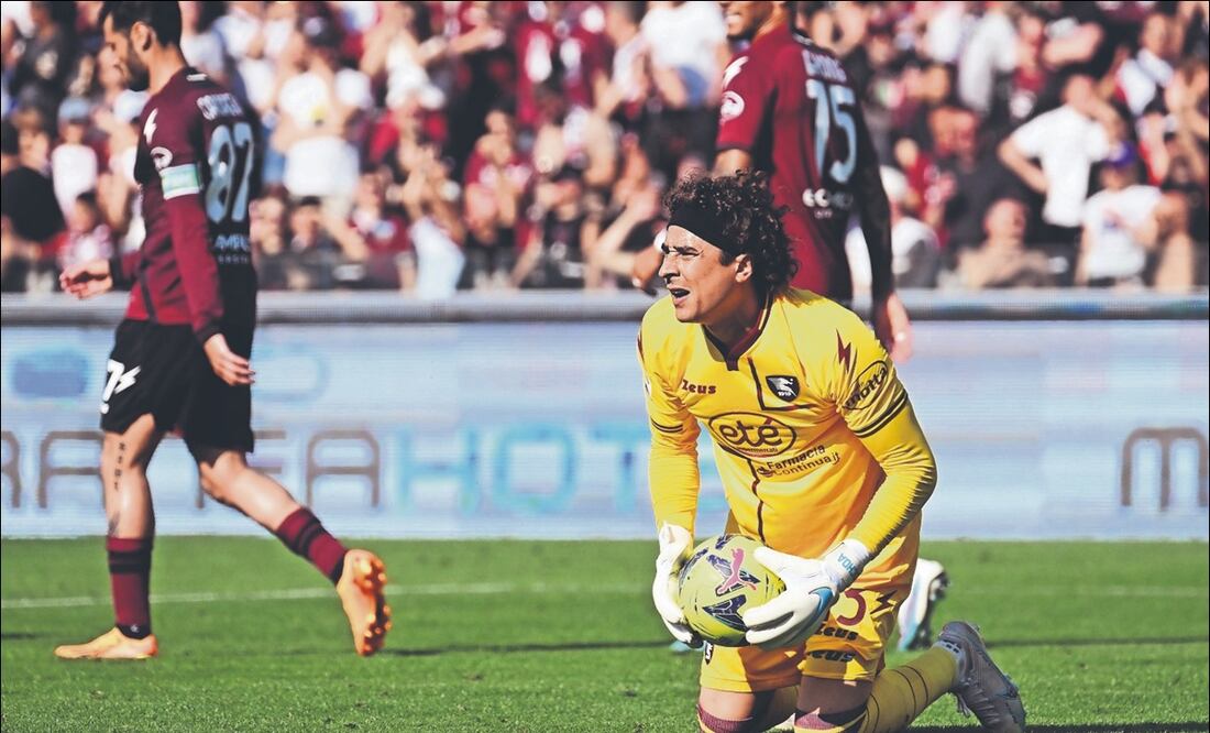 Guillermo Ochoa, en un juego con el Salernitana. FOTO: Especial