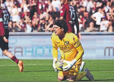 Memo Ochoa consuma con el Salernitana el tercer descenso de su carrera
