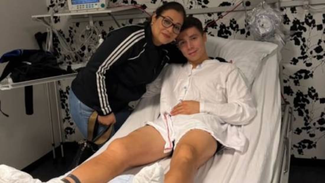 Rodrigo Huescas, junto a su madre, luego de que fue operado de la rodilla. Foto: Especial