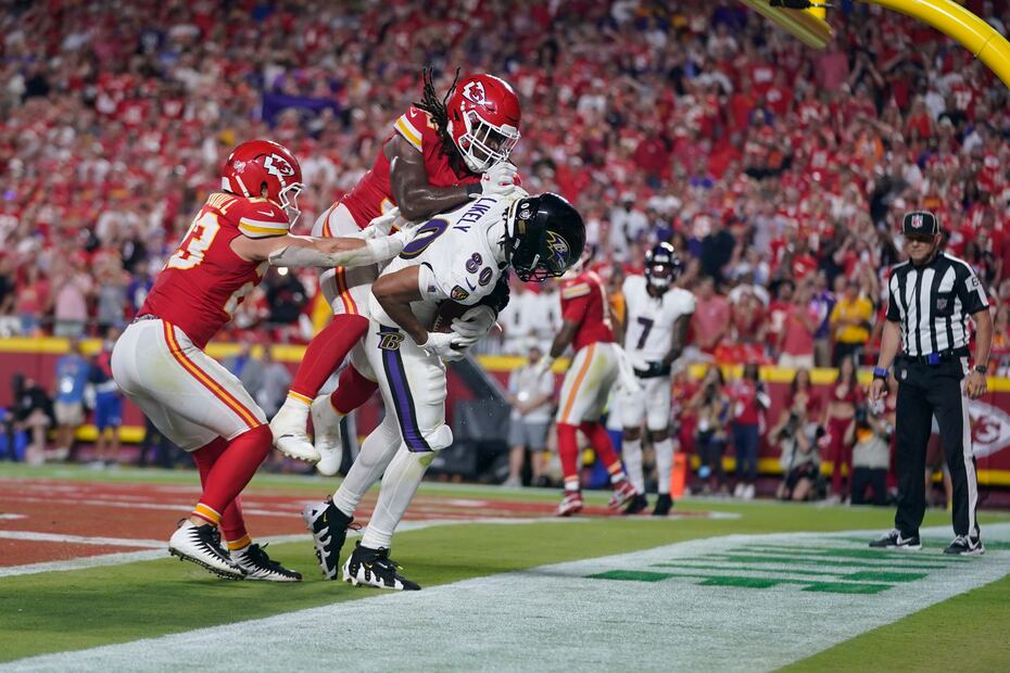 Isaiah Likely, ala cerrada de los Ravens, pisa apenas fuera del terreno en un intento por anotar en la última jugada del partido ante los Chiefs. FOTO: AP