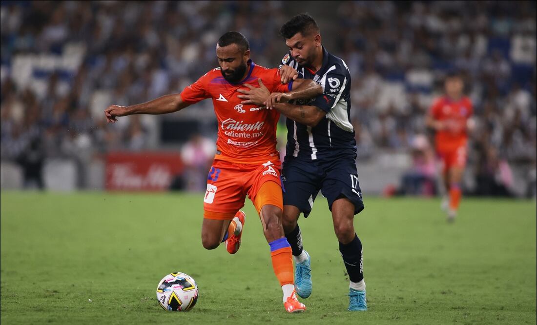 'Tecatito' Corona intenta despojar del balón a Jordan Sierra. FOTO: Imago7