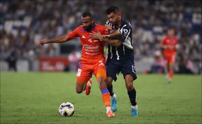 'Tecatito' Corona intenta despojar del balón a Jordan Sierra. FOTO: Imago7