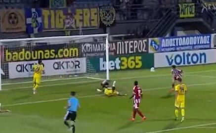 La 'Hormiga' González falló de manera insólita un gol en su debut con el Olympiacos 