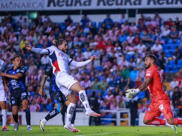 Cade Cowell y Alan Mozo le dieron el primer triunfo a Chivas ante Querétaro