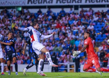 Cade Cowell y Alan Mozo le dieron el primer triunfo a Chivas ante Querétaro