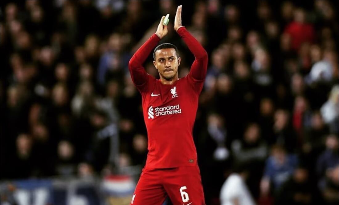 Thiago Alcántara aplaude hacia las tribunas en un partido. FOTO: @thiago6