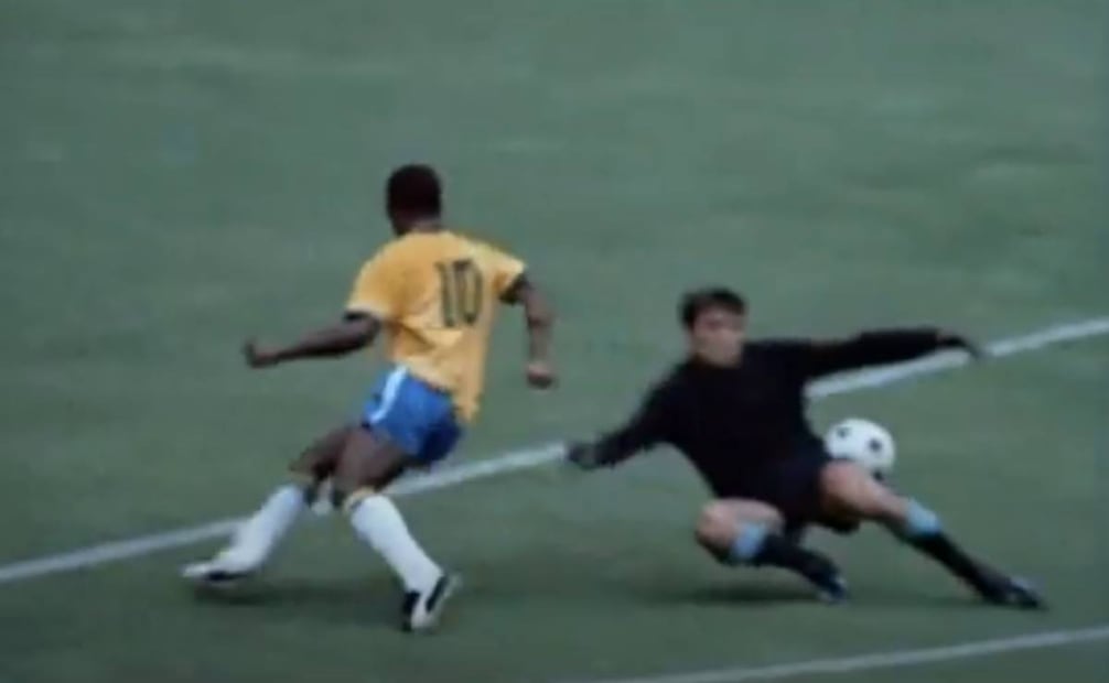 Pelé engañó por completo con su finta al portero de Uruguay, pero después fallaría con su remate. Foto: Especial