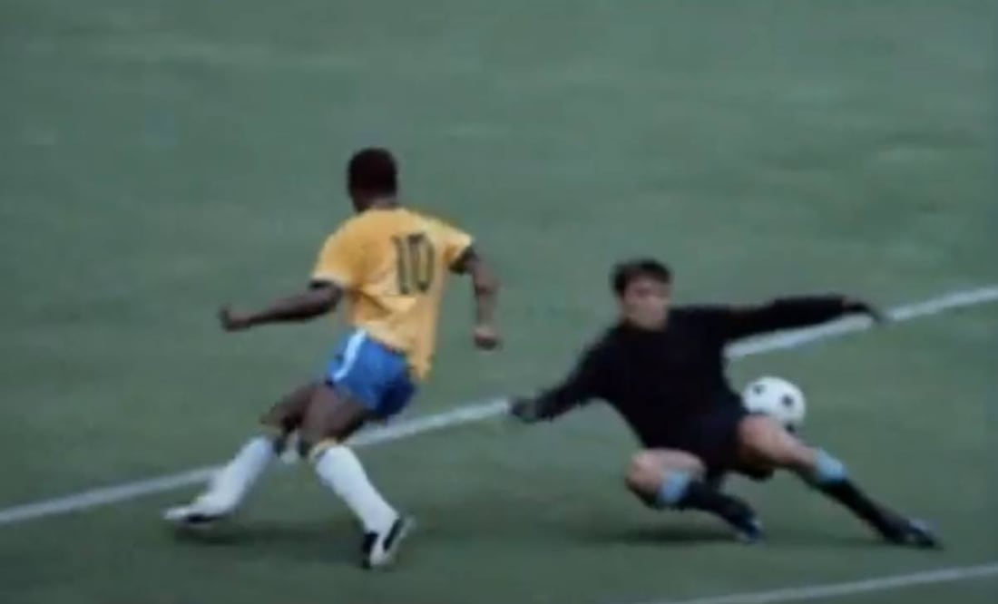 Pelé engañó por completo con su finta al portero de Uruguay, pero después fallaría con su remate. Foto: Especial