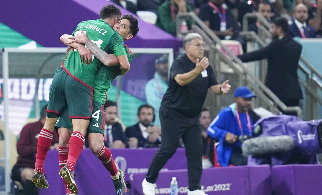 Edson Álvarez felicita a Luis Chávez, mientras el Tata Martino con la Selección Mexicana. Foto: Imago7