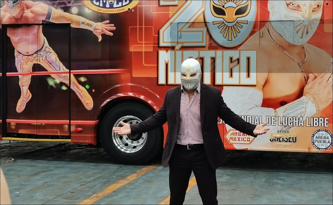 Místico posa al frente del Turibus que lleva su imagen. FOTO: Leobardo Vázquez