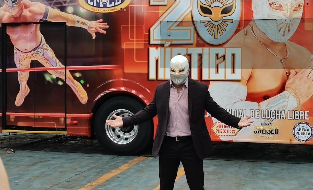 Místico posa al frente del Turibus que lleva su imagen. FOTO: Leobardo Vázquez