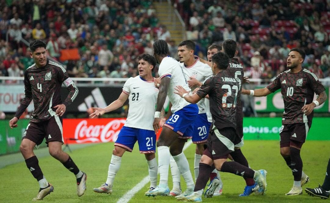 Edson Álvarez jaló por la espalda a Alejandro Zendejas en el pleito entre México y Estados Unidos. Foto: Imago7