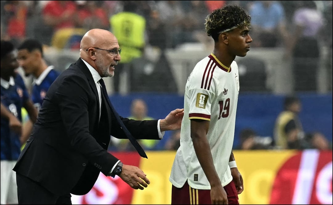Luis de la Fuente da indicaciones a Lamine Yamal durante el juego de semifinales entre España y Francia de la Copa del Mundo 2026. AFP