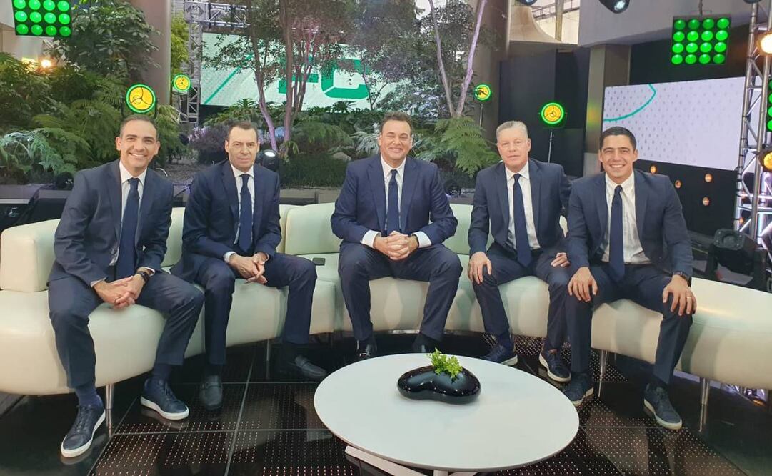 Faitelson debutará esta tarde en Televisa y presumió a sus nuevos compañeros. Foto: Especial