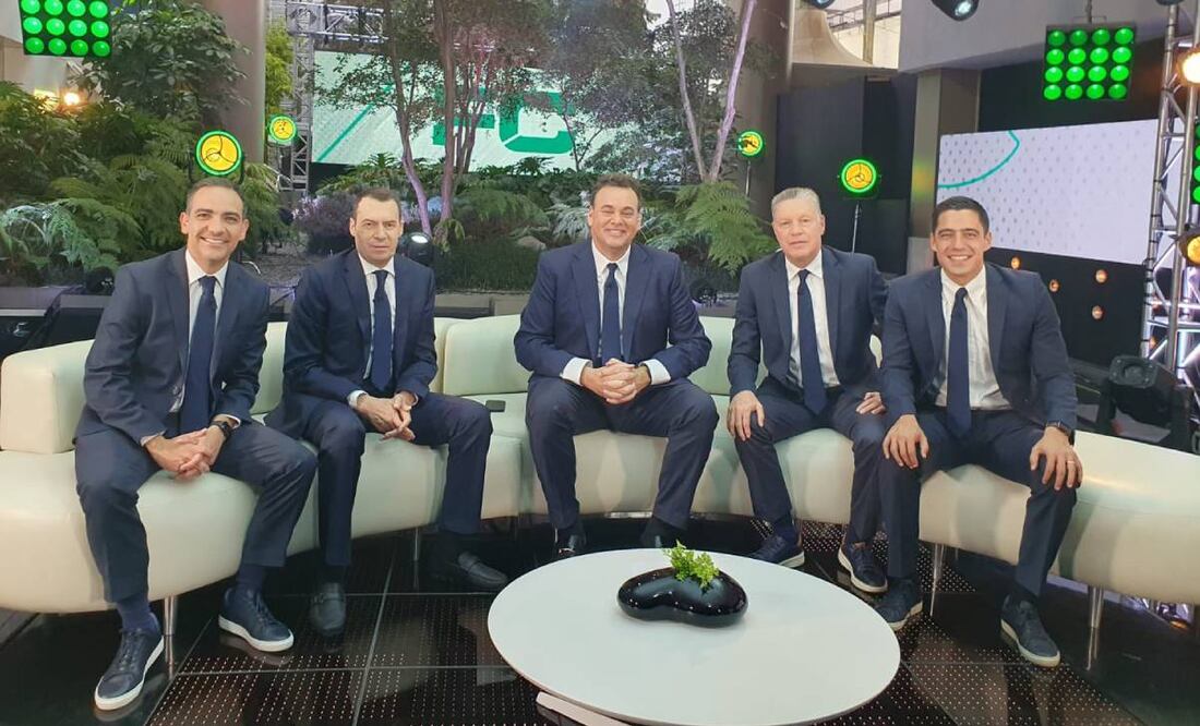 Faitelson debutará esta tarde en Televisa y presumió a sus nuevos compañeros. Foto: Especial