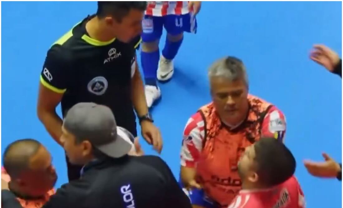 Jugador de Paraguay reclamando al árbitro en la Final del Mundial de Talla Baja / FOTO: Captura