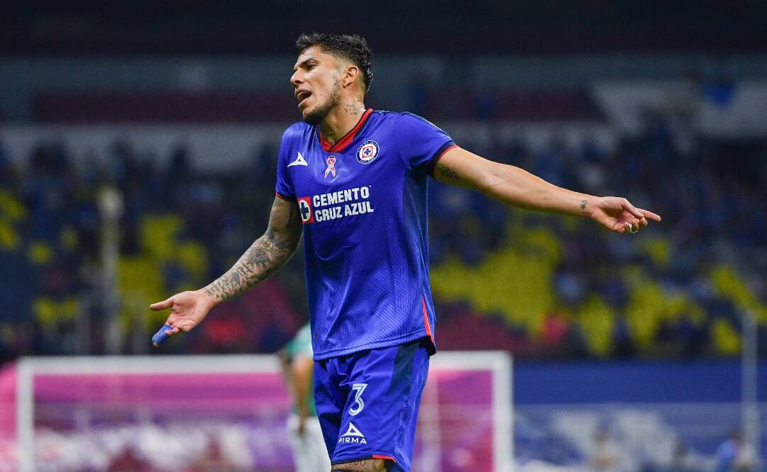 Carlos salcedo recibió múltiples abucheos de la afición de Cruz Azul. Foto: imago7