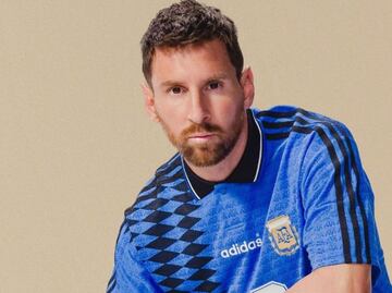 La historia detrás de la camiseta icónica que lanzó Leo Messi pero que llevó a la fama Maradona