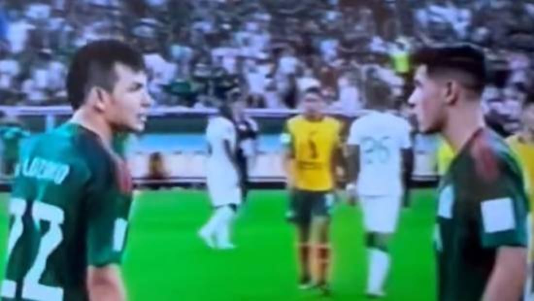 Chucky Lozano le reclamó a Uriel Antuna por no rematar con la zurda al pase de gol cantado que le puso contra Arabia Saudita. Foto: Especial