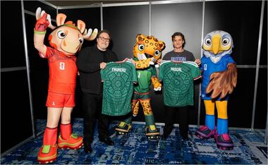 Las mascotas de Mundial junto a los actores de Star Wars / Foto: Especiales
