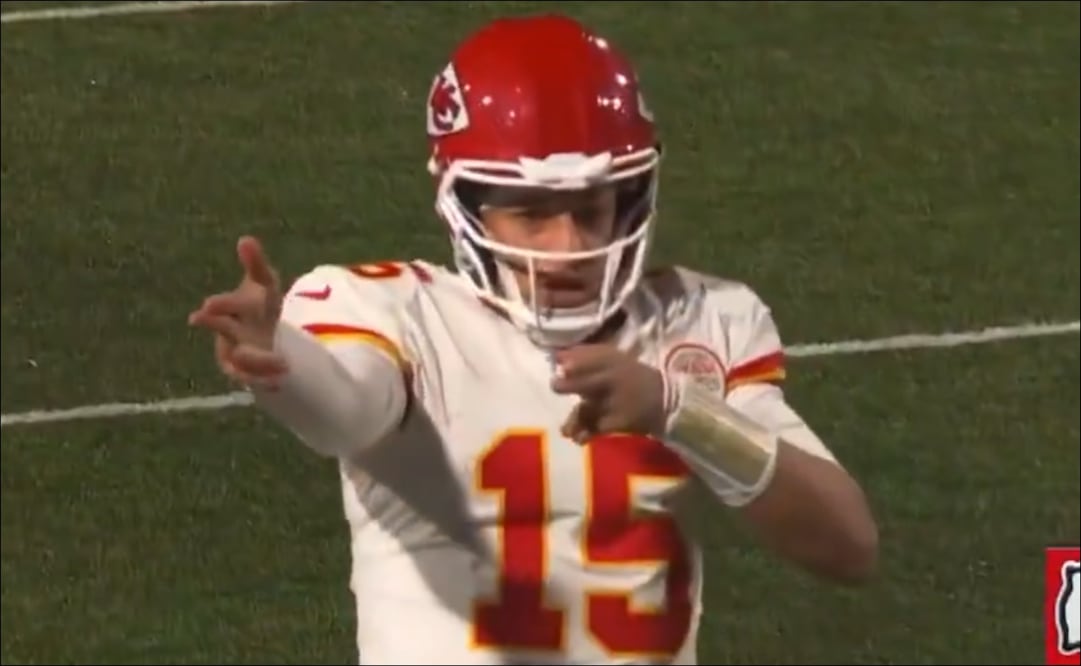 Patrick Mahomes simuló que disparaba un arma de fuego en el partido vs Buffalo. FOTO: Captura