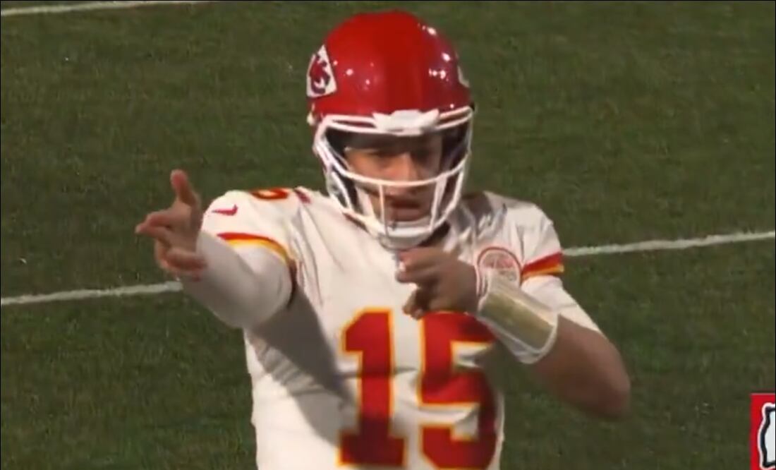 Patrick Mahomes simuló que disparaba un arma de fuego en el partido vs Buffalo. FOTO: Captura
