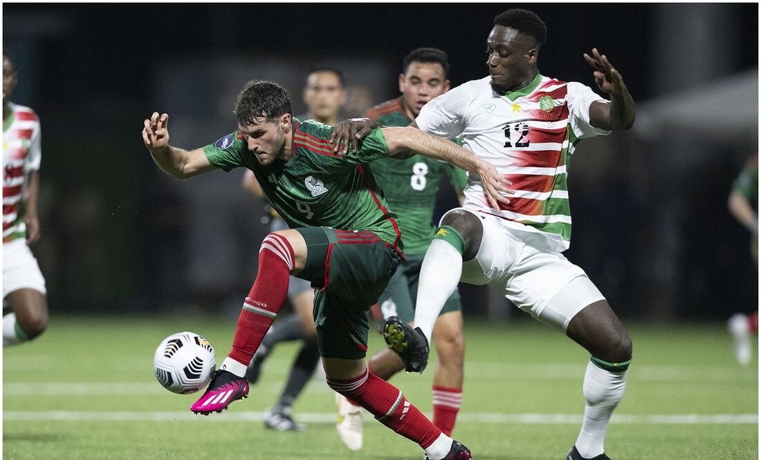 Santiago Giménez vs Surinam Foto: Imago7