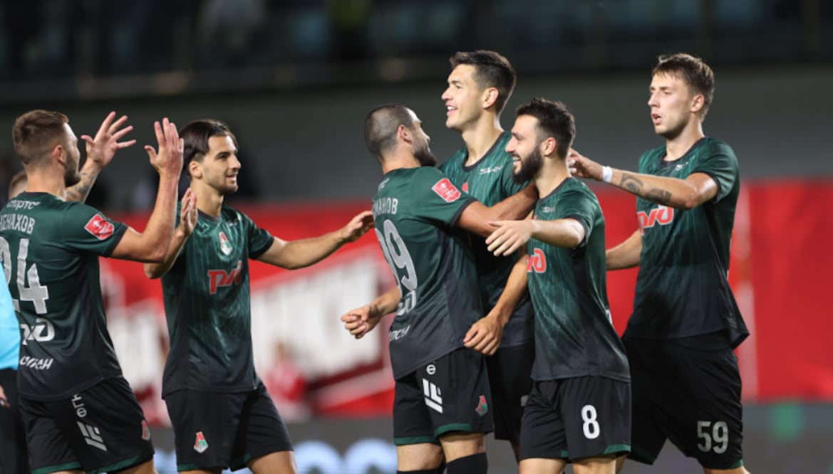 César Montes celebra con sus compañeros tras anotar en el triunfo del Lokomotiv. FOTO: FC Lokomotiv