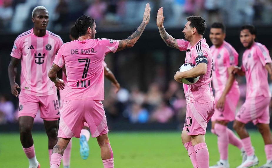 Rodrigo de Paul anota y se lo dedica a Messi por fallecimiento de su padre / Foto: AFP