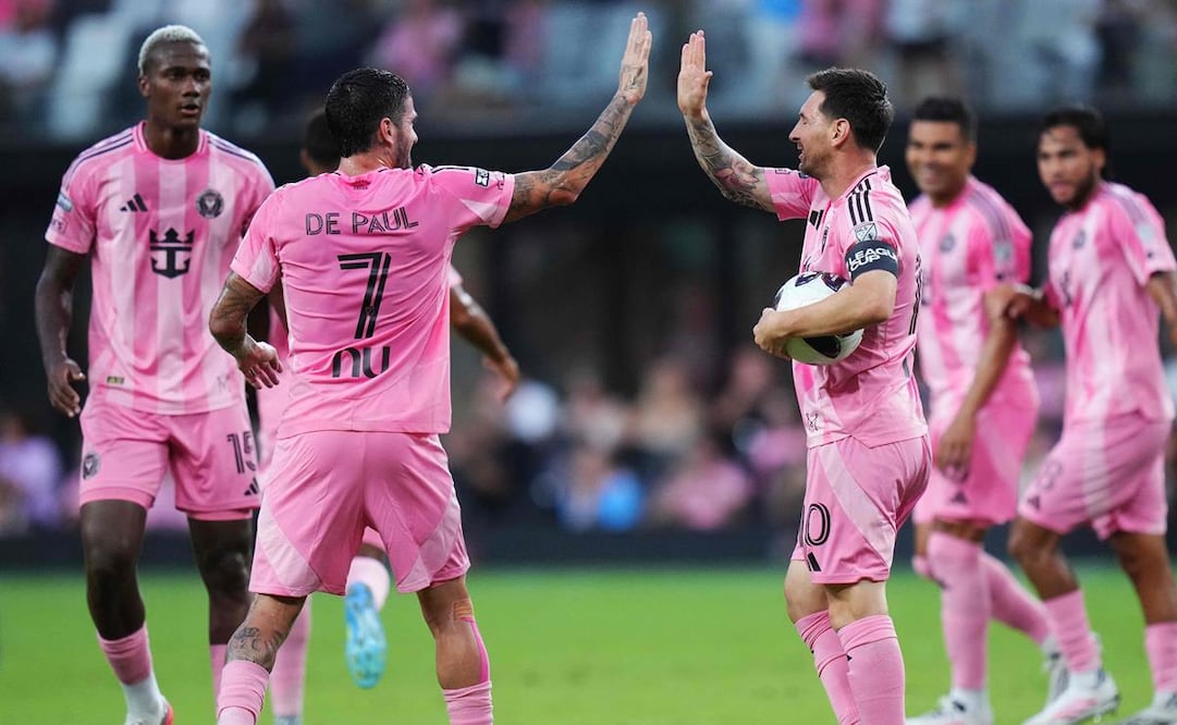 Rodrigo de Paul anota y se lo dedica a Messi por fallecimiento de su padre / Foto: AFP