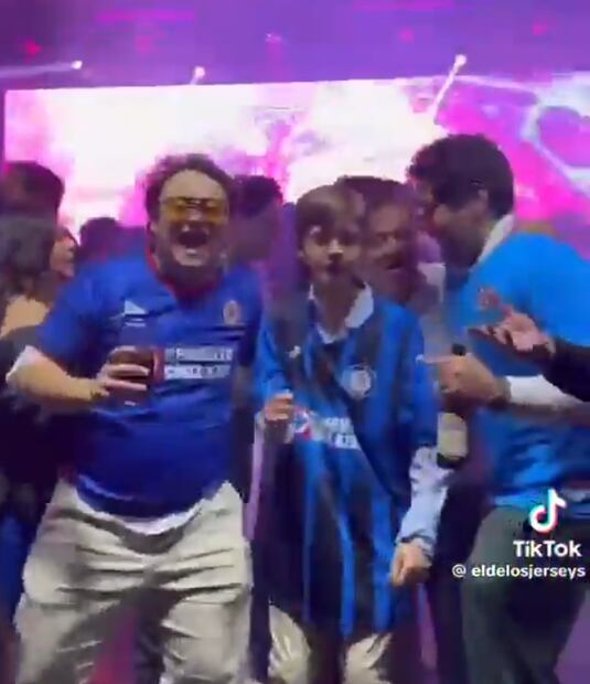 Algunos invitados aprovecharon la oportunidad para mostrar su pasión por el Azul. FOTO: Captura